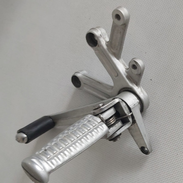 Voetsteun / Footrest hanger Front Gear Lh